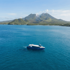 Bateau Hybride dans la mer des caraïbes